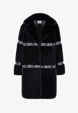 Czarny płaszcz z sztucznego futra z szerokim kołnierzem, z wyraźnym czarno-białym logo "BIZUU" i luźnym krojem.