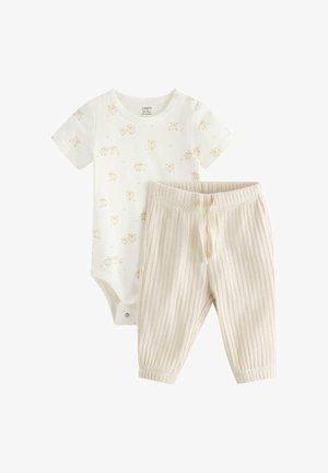 Body blanc à manches courtes pour bébé avec un petit imprimé de mouton, accompagné d'un pantalon bébé côtelé de couleur crème avec une taille à cordon.