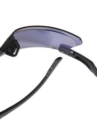 Occhiali da sole sportivi neri con lenti curve viola, dotati di aste laterali nere texturizzate e una cerniera per la regolazione.