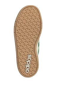 Suola in gomma color tan con un motivo testurizzato. Logo "adidas" bianco stampato sul lato. Presenta elementi di design a righe verdi e bianche.