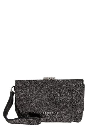 Czarna teksturowana kopertówka na nadgarstek z srebrnym zapięciem i logo "LIEBESKIND Berlin" z przodu, wyposażona w przymocowany pasek na nadgarstek.