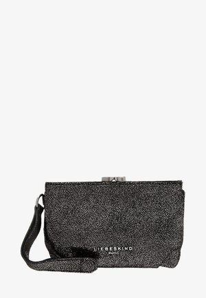 Czarna teksturowana kopertówka na nadgarstek z srebrnym zapięciem i logo "LIEBESKIND Berlin" z przodu, wyposażona w przymocowany pasek na nadgarstek.