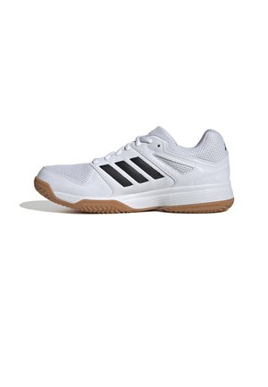Weißer Sportschuh mit schwarzen Streifen, Mesh-Obermaterial, weißen Schnürsenkeln und Gummisohle, von der Seite auf weißem Hintergrund gezeigt.