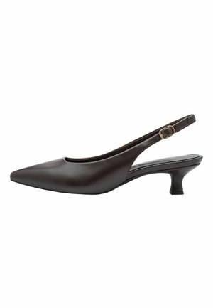 Donkerbruine leren slingback schoen met puntige neus, lage gebogen hak en kleine gouden gesp op het enkelbandje.
