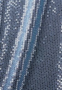 Tela de lentejuelas azul y plateada con rayas verticales que crean un patrón brillante y reflejante.