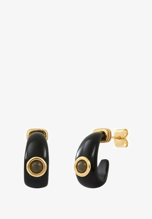 Boucles d'oreilles en hoop noires et incurvées avec des accents dorés et une pierre ronde sombre centrale, dotées de tiges en or et de fermoirs papillon.