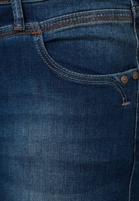 Thumbnail Image 8
