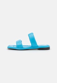 Blå platta sandaler med två justerbara remmar, tillverkade av ett slätt material. Har en vadderad fotbädd och en svart gummisula.