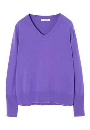 Lilla v-hals sweater lavet af blødt stof, med lange ærmer og ribbede manchetter og kant. Lige snit med en let forlænget bagside.