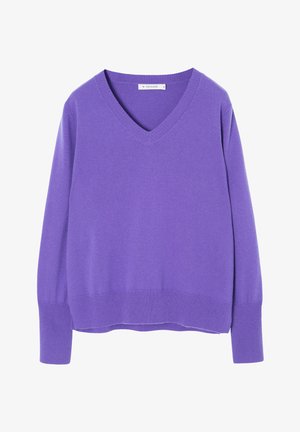 Fioletowy sweter w serek wykonany z miękkiego materiału, z długimi rękawami oraz ściągaczami na mankietach i u dołu. Prosty krój z lekkim opadającym tyłem.