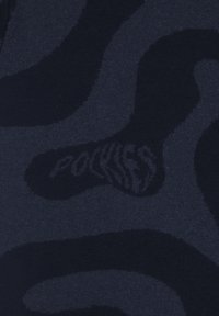 Merensininen teksturoitu kangas, jossa on abstrakti tumma kuvio ja johon sana "POC" on hienovaraisesti upotettu osaksi kuviota.