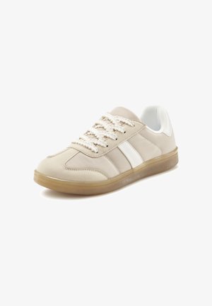 Beige Sport Schuh mit weißen Akzenten, ausgestattet mit einem Obermaterial aus Wildleder und synthetischen Materialien, einer strukturierten Gummisohle und flachen Schnürsenkeln.