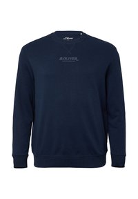 Felpa blu navy a collo rotondo con maniche lunghe e logo "S. Oliver Elevato dal 1969" centrato sul petto.