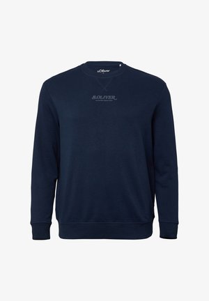 Temno modra majica s crewneck izrezom in dolgimi rokavi ter logotipom "S. Oliver Elevated Since 1969" na sredini prsnega dela.