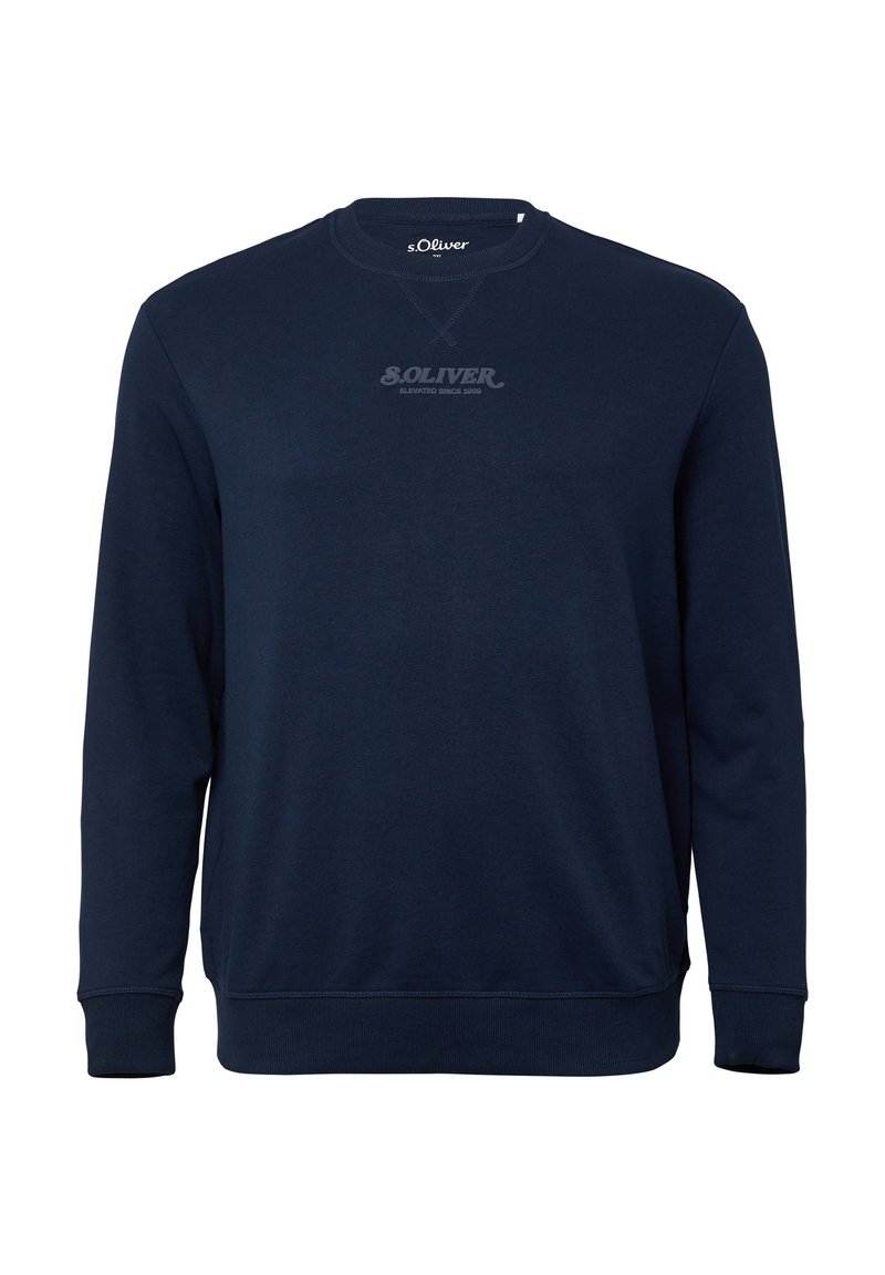 Felpa blu navy a collo rotondo con maniche lunghe e logo "S. Oliver Elevato dal 1969" centrato sul petto.