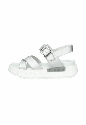 Sølvmetallic sandal med to frontstropper, justerbar ankelrem med spænde, tyk hvid sål og NeroGiardini-logo på siden.