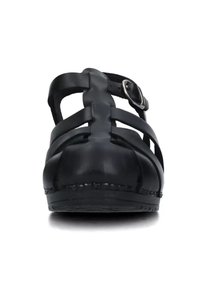 Sandalo in pelle nera con punta chiusa, fasce incrociate e fibbia laterale per la regolazione. Tessuto liscio con suola robusta.