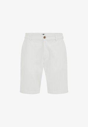 Shorts bianchi fino al ginocchio con passanti per cintura e chiusura con un singolo bottone in vita, mostrati contro uno sfondo semplice.