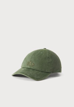 Olivgrüne Baseballkappe mit gebogenem Schirm, GAP-Logo vorne aufgestickt, auf schlichtem weißen Hintergrund dargestellt.