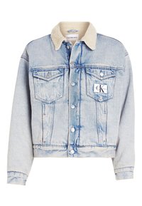 Vaaleansininen farkkutakki, jossa on sherpa-kaulus, napit edessä, kaksi rintataskua ja logopatch vasemmassa taskussa. Kuluneita tekstuureja.