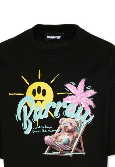 T-shirt noir avec un ours en peluche se relaxant sur une chaise longue rayée sous un palmier rose et un soleil jaune, avec le texte "Barrow" et un thème estival.