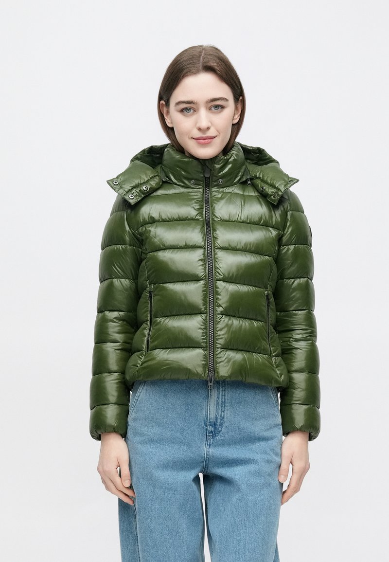 Grøn dunjakke med lynlås foran, høj krave og aftagelig hætte. Har quiltet tekstur og en let cropped pasform.