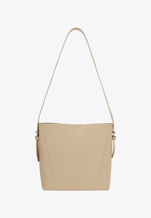 Beige læder skuldertaske med et enkelt design, der har en glat overflade, lang rem og skrå syning detaljer.