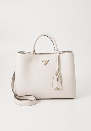Weiße Guess Lederhandtasche mit doppelten Griffen, abnehmbarem Schulterriemen, goldener Logoplakette und angebrachtem dekorativem Anhänger.