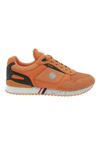 Orange idrottssko med svarta detaljer, nät- och mockamaterial, en strukturerad sula, logopatch och prickigt mönster på mellansulan.