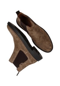 Bruine suède Chelsea-boots met een gestructureerde afwerking, elastische zijpanelen en een zwarte rubberen zool. Voorzien van een pull tab voor gemakkelijk aan- en uittrekken.