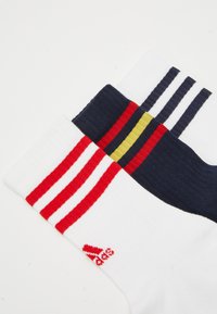 adidas Performance UNISEX 3 PACK - Calcetines de deporte - white/legend ink/white/better scarlet