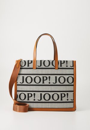 Prostokątna torba na ramię o szarej powierzchni z plecionym wzorem, z czarnym napisem "JOOP!". Brązowe skórzane uchwyty oraz odpinany pasek.