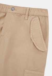 Beige cargo sort, könnyű anyagból készült, rugalmas derékpánttal, oldalsó zsebekkel és díszvarrással.