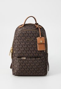 Zaino marrone con motivo e accessori in oro, chiusura con zip, dettagli in pelle e tasca frontale. Dotato di manico superiore e spallacci regolabili.