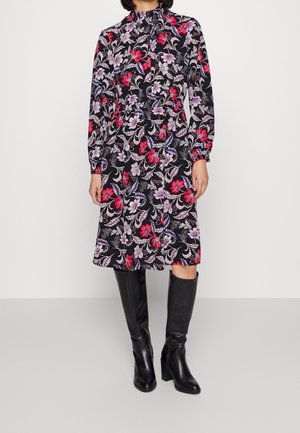 Langärmliges Kleid mit schwarzem Hintergrund und Blumenmustern in Rot, Lila und Weiß. Tailliert mit hohem Kragen.