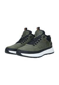 Olivengrønne sneakers med sorte detaljer, konstruert av semsket skinn og mesh. Har oransje hempe, mønstrede snorer og tykke hvite såler.