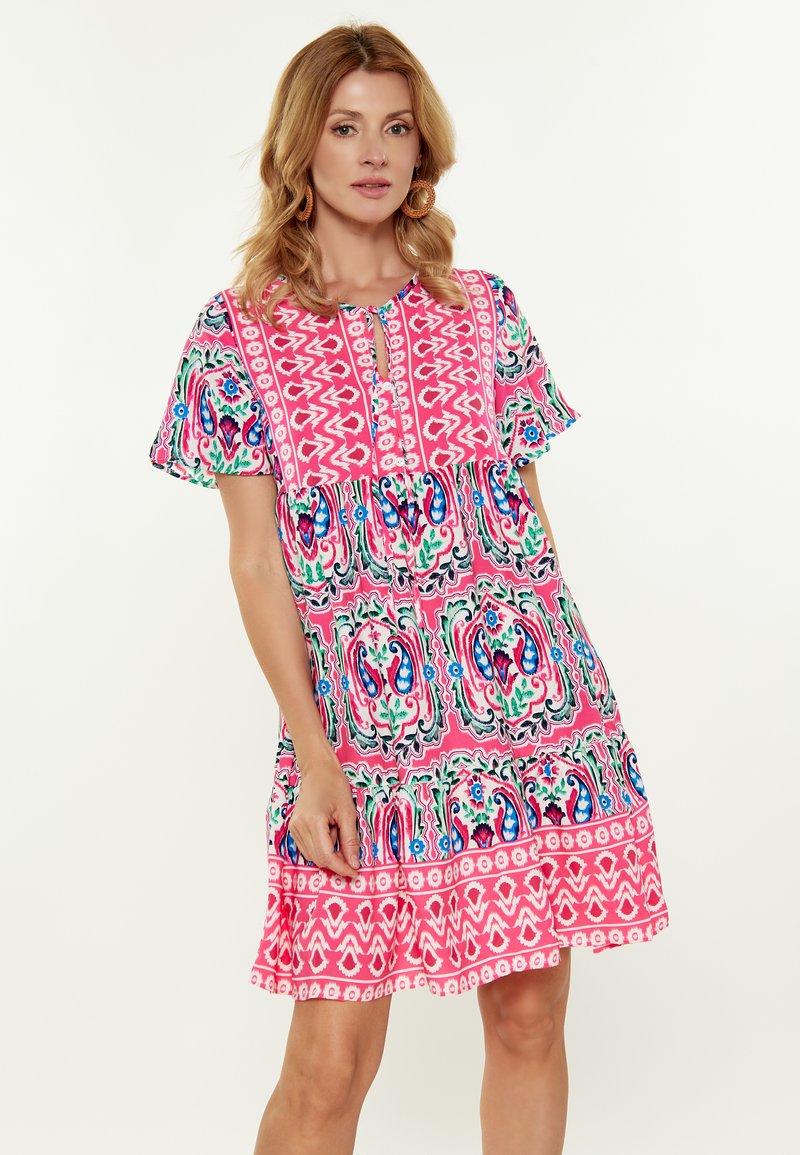 Vestito corto colorato con un motivo floreale rosa e verde, scollo a bottoni e maniche a sbuffo. Tessuto leggero con una vestibilità comoda.