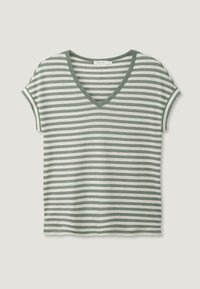 T-shirt rayé avec un col en V, manches courtes. Les couleurs sont gris clair et vert foncé. Tissu doux avec une texture lisse et un design décontracté.