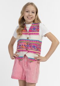 Austas švarkas su ryškiais geometriniais raštais rožinės, mėlynos ir grietinėlės spalvų, su trimis sagomis ir V formos iškirpte, derinamas su rožiniais šortais.