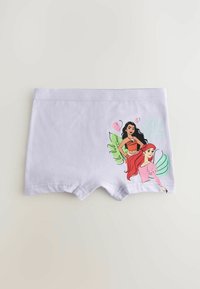 Vita bomullsshorts med färgglada tryckta mönster av två karaktärer med långt hår, omgivna av gröna blad och rosa detaljer.