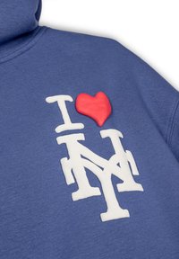 Sudadera azul con el logo blanco "I NY" y un corazón rojo. Tejido suave con un corte relajado y cuello acanalado.