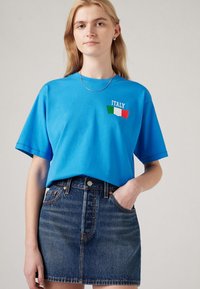 Levi's® FOOTBALL FAN TEE UNISEX - Marškinėliai su spaudiniu - super sonic