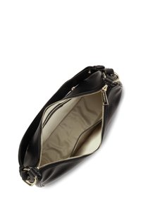 Borsa a tracolla nera in pelle con chiusura a zip, foderata internamente in beige e dotata di hardware color oro. Presenta una singola tracolla regolabile.