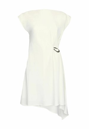 Robe mini blanche avec des manches courtes, ourlet asymétrique, détail froncé à la taille avec un accent circulaire noir. Fabriquée en tissu léger.