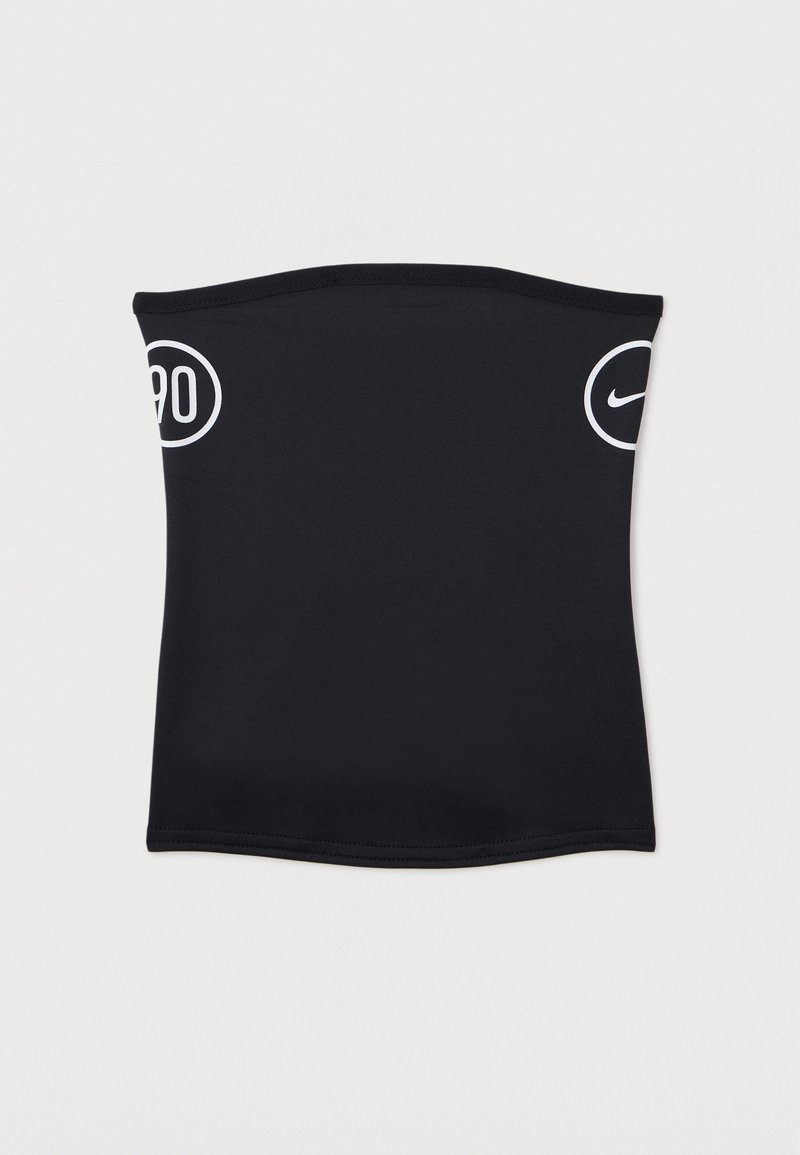 Melna auduma kakla gaiters ar baltiem apļveida logo, viens attēlo "90", bet otrs ir svītru simbols pretējos sānos.