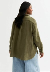 New Look Curves CURVES CRINKLED TEXTURE - Camicia - khaki