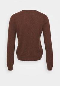 Pull marron, texture en maille, manches longues, encolure arrondie, poignets et ourlet côtelés. Légèrement cintré à la taille.