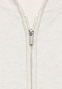 Weißer Reißverschluss-Sweatshirt mit weicher Textur, ausgestattet mit einem silbernen Metallreißverschluss und einem markierten Zugband, vor einem neutralen Hintergrund.