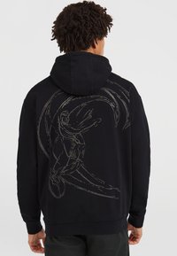 Hoodie noir avec capuche à cordon de serrage, présentant un grand design graphique détaillé au dos. Le matériau est doux avec une coupe décontractée.