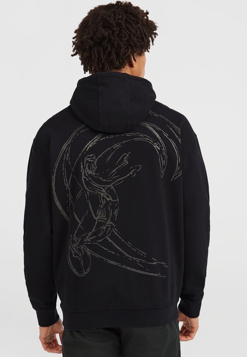 Hoodie noir avec capuche à cordon de serrage, présentant un grand design graphique détaillé au dos. Le matériau est doux avec une coupe décontractée.